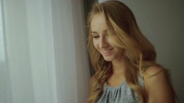 Sarışın Bayan tablet kullanma.