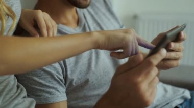 Gençler evde tablet ile rahatlatıcı.
