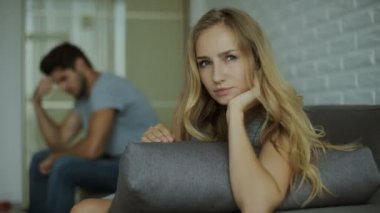 Onu adam uzakta oturan kadın.