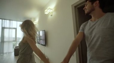 Mutlu çift güzel yeni evlerinde dans gülümseyen