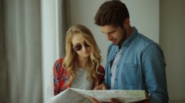 İki genç insan seyahat için hazırlanıyor.