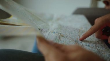 Genç gezginler bir harita üzerinde bir göz alarak yakın çekim