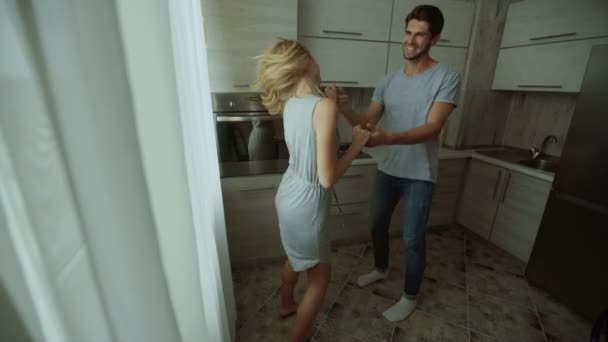 男人和女人在家里的厨房里跳舞 — 图库视频影像
