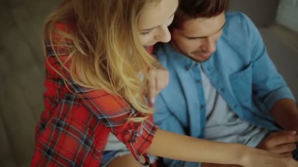 Un hombre y una mujer planeando un viaje a casa — Vídeo de stock