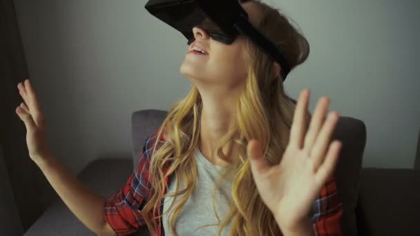仮想現実の中のオブジェクトを見上げて Vr ヘッドセットの女性。Vr は物理的な存在をシミュレートし、環境との対話をユーザー コンピューター技術です。. — ストック動画