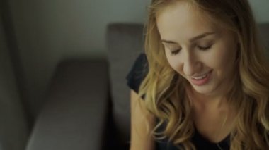 Kameraya poz genç güzel kadın.