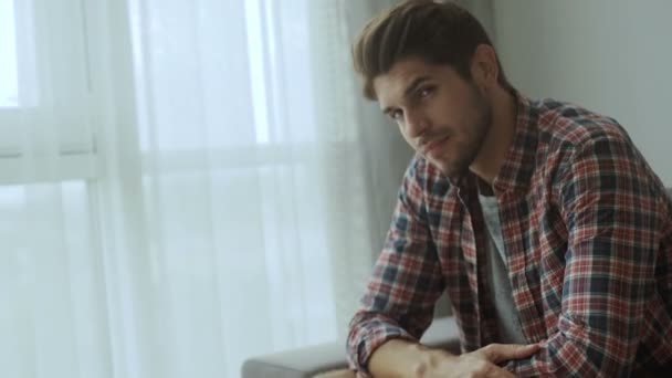 Šťastný mladý muž. Portrét pohledného mladého muže v neformální košili se zkříženýma rukama a s úsměvem — Stock video