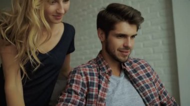 İki genç insan bir dizüstü bilgisayar film izlerken.