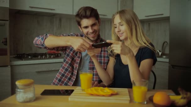 Grappige paar fotograferen van smakelijke sinaasappelen. — Stockvideo