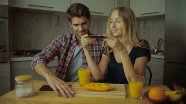 Casal fazendo fotos de laranjas . — Vídeo de Stock