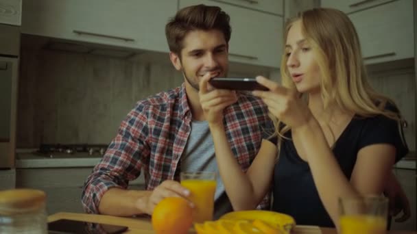 Casal fotografando jus e laranjas . — Vídeo de Stock