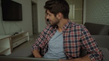 Bir dizüstü bilgisayarda yazarak onu izlerken kadın adam.