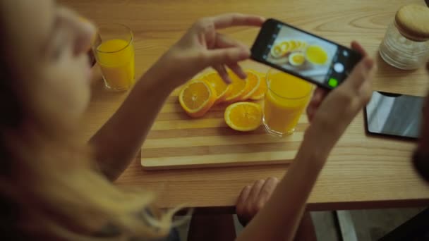 Señora tomando fotos de sabrosas naranjas . — Vídeos de Stock