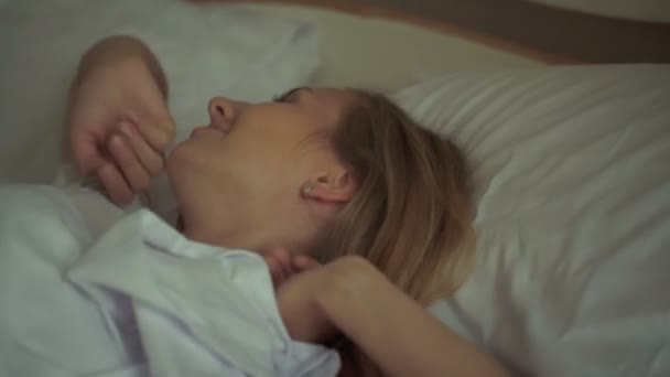 집에서 침대에서 깨어난 아름 다운 라이프 스타일 여자 — 비디오