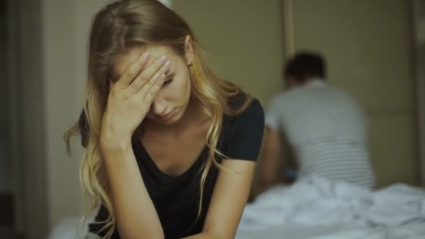 Mujer cansada sentada lejos de novio . — Vídeos de Stock