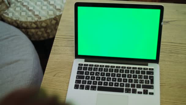 Donna digitando sul computer portatile con schermo verde. Donna d'affari digitando su un computer portatile con uno schermo verde chiave. Selezionare dalla tavolozza degli effetti un semplice effetto Chroma Key e inserire il video oppure . — Video Stock