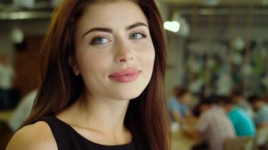 ofiste bir grup önde gelen başarılı iş kadını