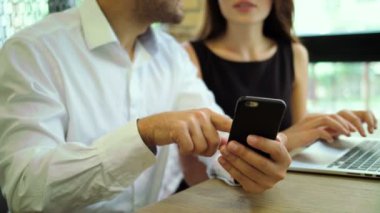 İki genç işçiler yeni projesi yapmak.