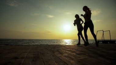 İki ince etkin bayanlar içinde akşam saat çalışan.