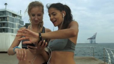 Spor ve fitness izci eğitim birlikte, vakit zevk iki genç koşucu