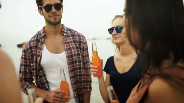 Sahilde içme arkadaş.