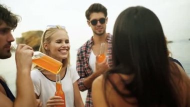 Beş arkadaş bir bira içmek.