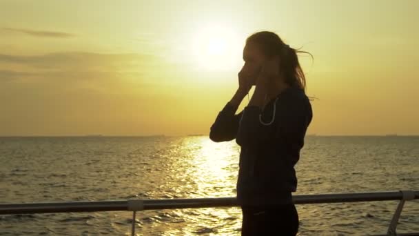 年轻的女士在时间晚上下班后在海边运行. — 图库视频影像