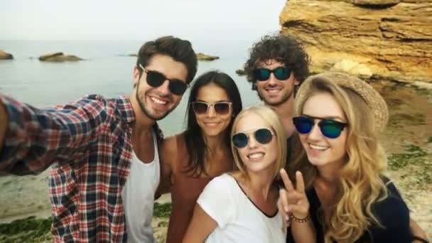 Jóvenes amigos tomando selfie en la playa . — Vídeos de Stock