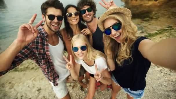 Lustige Freunde mit Sonnenbrille machen Selfies. — Stockvideo