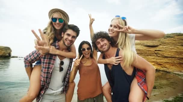 Tournage d'un groupe de jeunes amis profitant d'une journée à la plage — Video