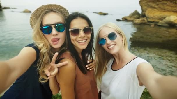 Drei schöne Damen machen Selfies. — Stockvideo