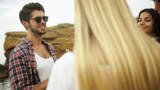 Amigos festejando na praia . — Vídeo de Stock