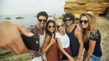 Beş arkadaş selfies alarak .