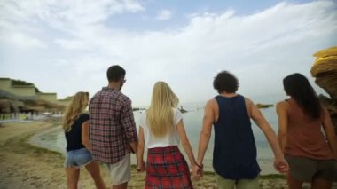 Beş arkadaş bir fotoğraf için poz.