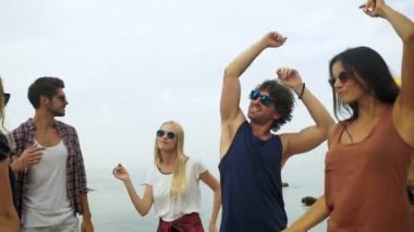 Sahilde dans arkadaşlar.