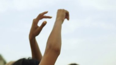 Kaç arkadaş birlikte rahatlatıcı. Kumsalda dans