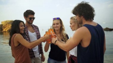 Genç arkadaş sahilde içme alkol.