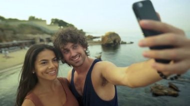 Sahilde selfies alarak güzel genç Çift.