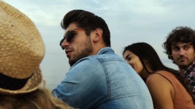 Sahilde konuşan dört arkadaşlar.