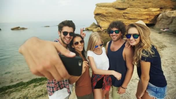 Cinco amigos tirando selfies  . — Vídeo de Stock