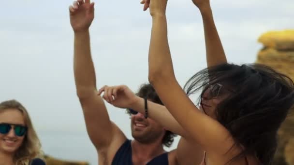 Vrienden dansen op het zand. — Stockvideo