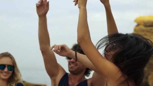 Lindas jovens senhoras e homens bonitos dançando na praia . — Vídeo de Stock