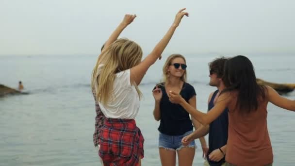 Friends dancing in front of the sea. — Stockvideo