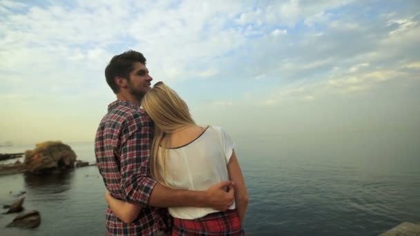 Hermosa pareja relajándose frente al mar . — Vídeos de Stock