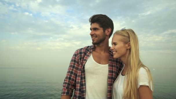 Jeune couple sur la plage. — Video