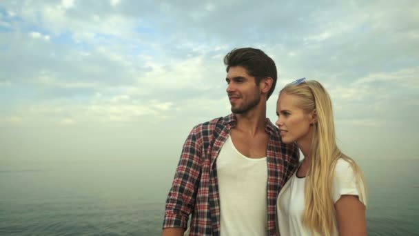 Beautiful girl and his boyfriend resting on the sea. — Stock Video