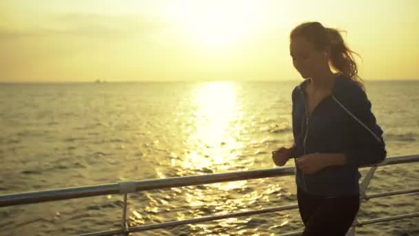 Jeune femme préférant un mode de vie sain, courant près de la mer . — Video