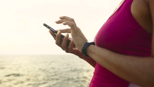 Sérieux jeune femme active vérifier miles sur sa montre de course . — Video