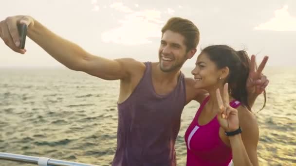 Two young people taking selfies after morning jog. — ストック動画