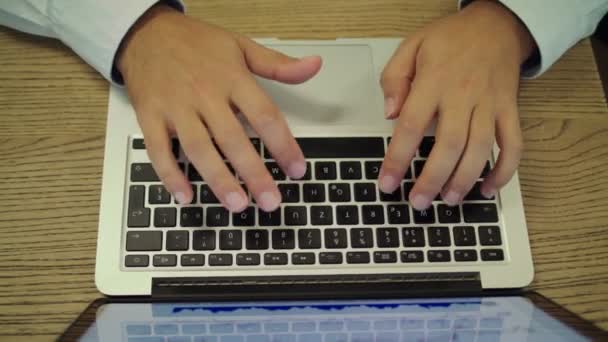 Επιχειρηματίας χέρια πληκτρολογώντας στο φορητό υπολογιστή. Το Top view — Αρχείο Βίντεο